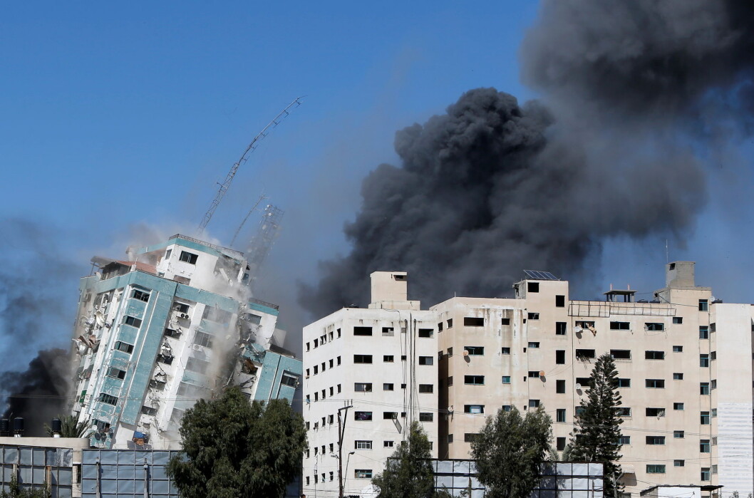 Her ramler bygningen hvor nyhetsbyrået AP holdt til, sammen etter et israelsk angrep. Her ramler bygningen hvor nyhetsbyrået AP holdt til, sammen etter et israelsk angrep.