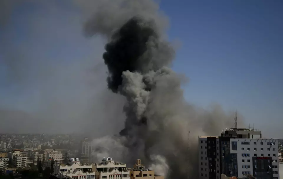 Røyk stiger opp etter angrepet mot bygningen som inneholdt kontorene til blant annet nyhetsbyrået AP og Al Jazeera i Gaza by lørdag.
