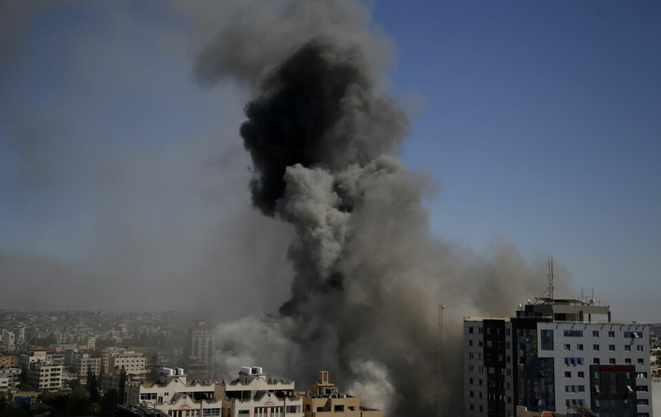 Røyk stiger opp etter angrepet mot bygningen som inneholdt kontorene til blant annet nyhetsbyrået AP og Al Jazeera i Gaza by lørdag.