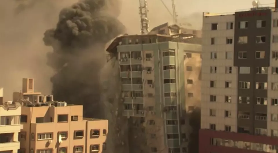 En bygning der en rekke internasjonale medier hadde kontorer, kollapser etter et israelsk luftangrep lørdag.