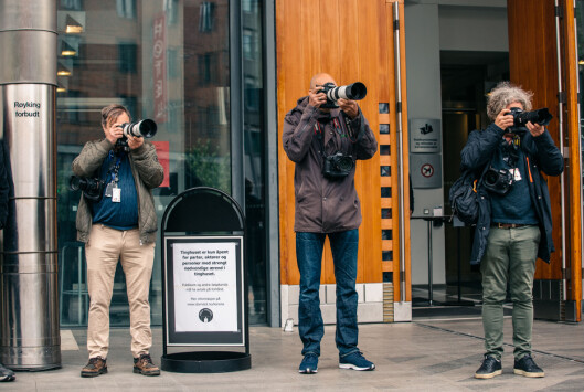 Fotografer på plass foran inngangsdøra til Oslo tingrett. Fotografer på plass foran inngangsdøra til Oslo tingrett.