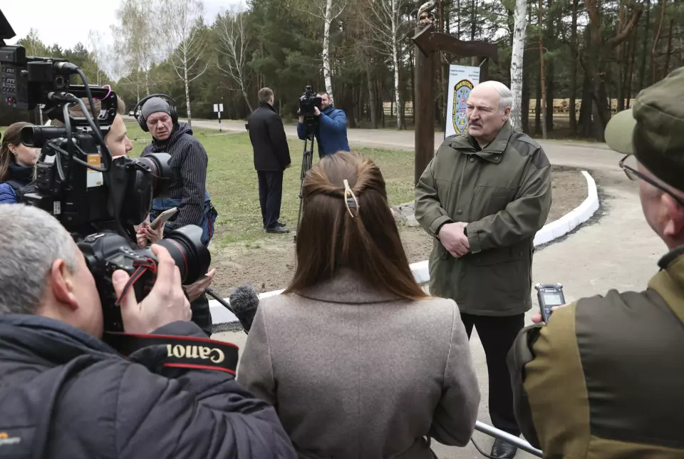 Hviterusslands president Aleksandr Lukasjenko i samtale med mediene under et besøk i et naturreservat i 2014. Tirsdag ransaket sikkerhetsstyrker og økokrimrepresentanter landets viktigste uavhengige nettavis.