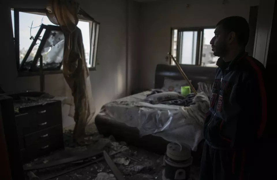 Israels bombing av Gaza fortsatte i morgentimene onsdag. Bildet viser et soverom som er delvis ødelagt av en eksplosjon.