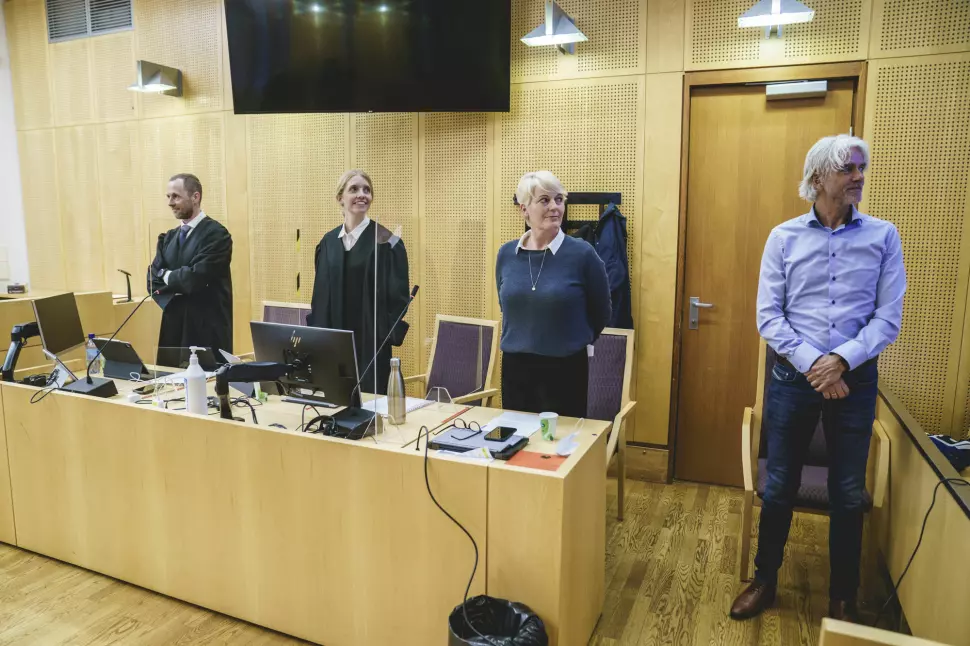 Sportsredaktør Egil Sundvor (t.h.) og direktør Vibeke Fürst Haugen forklarte seg i retten onsdag. NRKs advokater Anders Stenbrenden og Johanne Langaas til venstre.