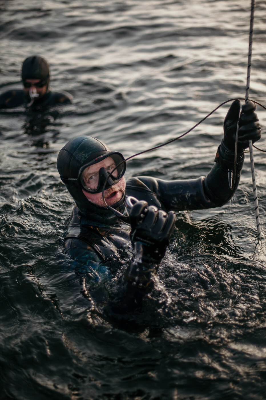 Dykkerne følger lina helt ned til ballen som er plassert ut på 15 meter. Der blir de liggende og se opp på båten før de sakte stiger opp mot land igjen når kroppen er tom for oksygen. Dykkerne følger lina helt ned til ballen som er plassert ut på 15 meter. Der blir de liggende og se opp på båten før de sakte stiger opp mot land igjen når kroppen er tom for oksygen.