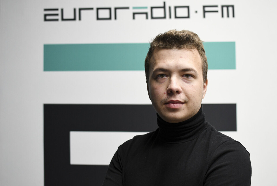 Hviterussland bekrefter at den 26 år gamle journalisten og regimekritikeren Roman Protasevitsj sitter i varetekt i Minsk. Hviterussland bekrefter at den 26 år gamle journalisten og regimekritikeren Roman Protasevitsj sitter i varetekt i Minsk.