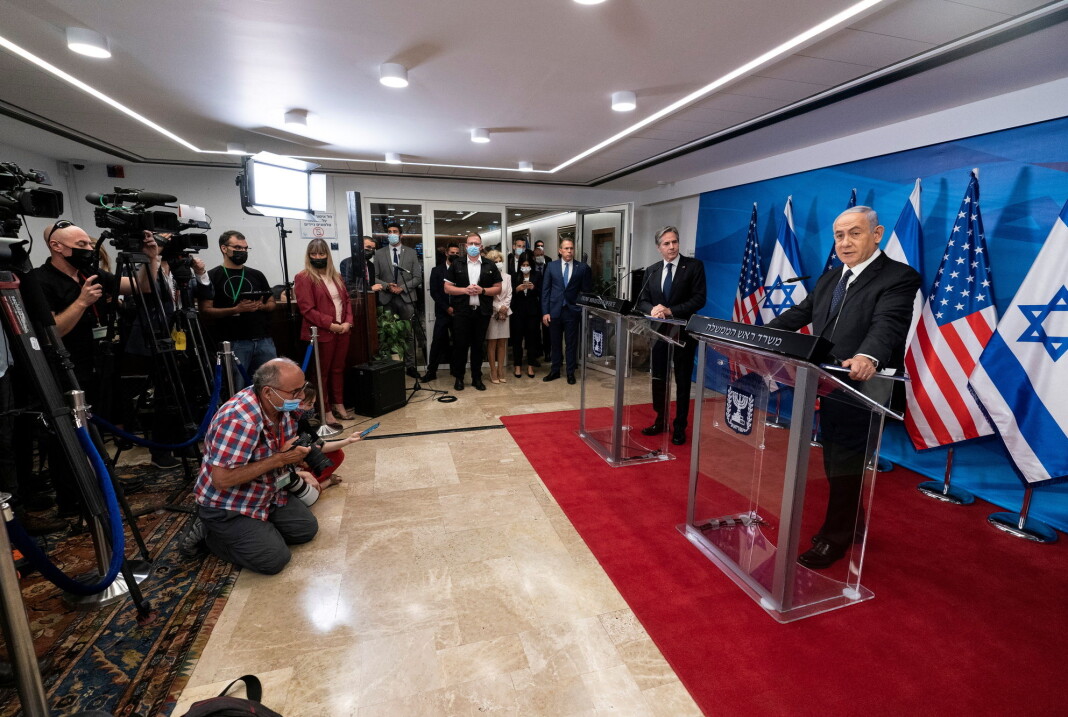 Statsminister Benjamin Netanyahu beskylder åpent pressen for å drive heksejakt mot ham, og gjør lite for å stanse sine tilhengeres trakassering og trusler mot mediefolk. Statsminister Benjamin Netanyahu beskylder åpent pressen for å drive heksejakt mot ham, og gjør lite for å stanse sine tilhengeres trakassering og trusler mot mediefolk.