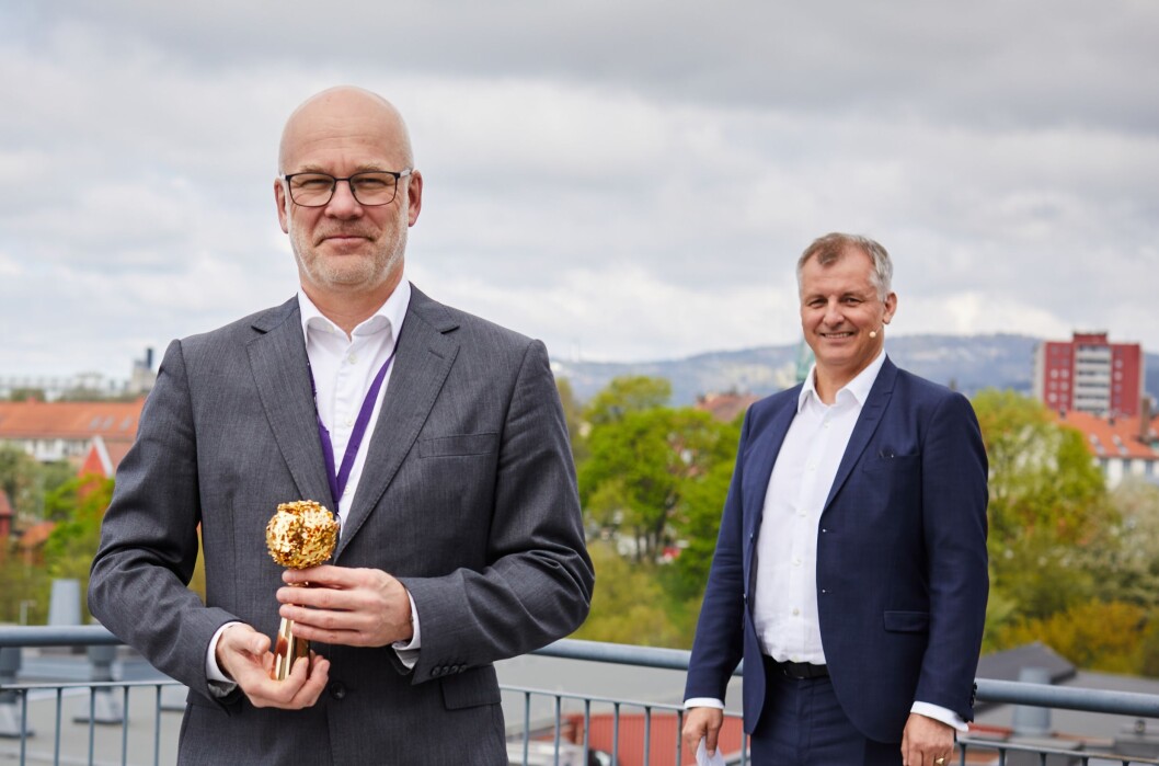 Kringkastingssjef Thor Gjermund Eriksen fikk overlevert symbolet på at NRK er landets mest populære bedrift av Randstad-sjef Eivind Bøe. Kringkastingssjef Thor Gjermund Eriksen fikk overlevert symbolet på at NRK er landets mest populære bedrift av Randstad-sjef Eivind Bøe.
