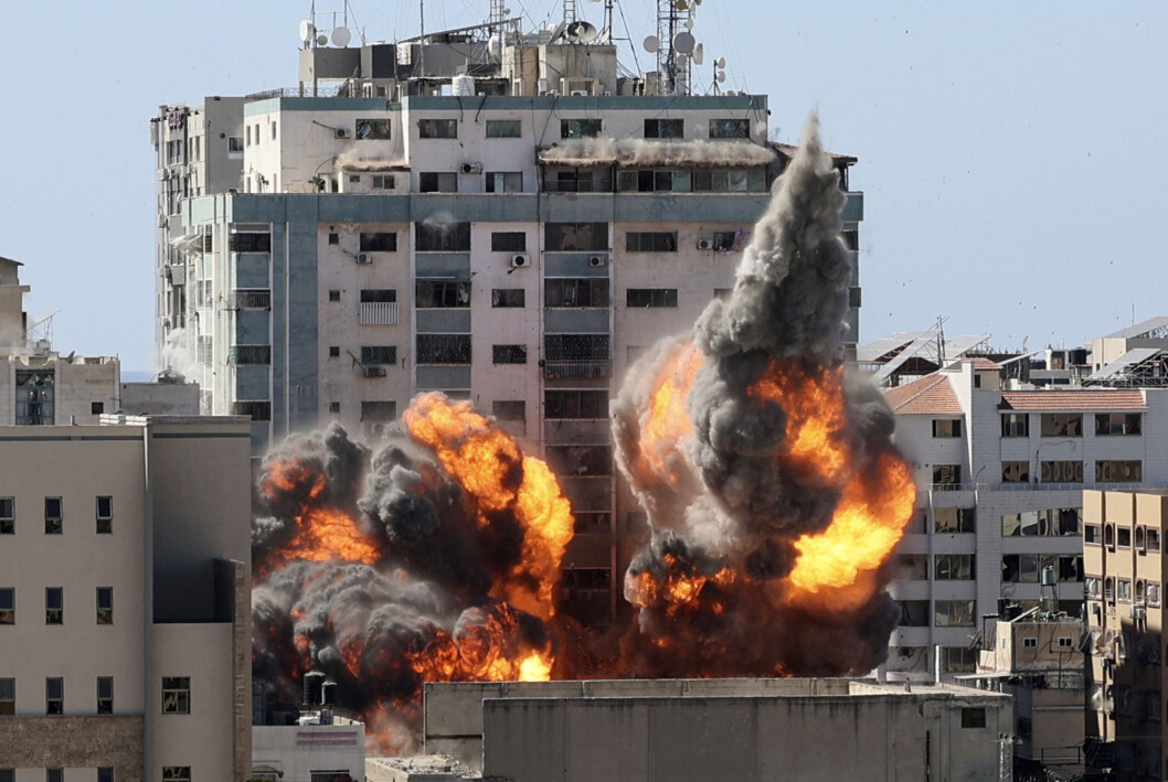 Høyblokka som huset kontorene til nyhetsbyråene AP, AFP og Reuters, samt TV-stasjonen Al Jazeera og en rekke andre medier, ble 15. mai lagt i grus i et israelsk angrep. Høyblokka som huset kontorene til nyhetsbyråene AP, AFP og Reuters, samt TV-stasjonen Al Jazeera og en rekke andre medier, ble 15. mai lagt i grus i et israelsk angrep.