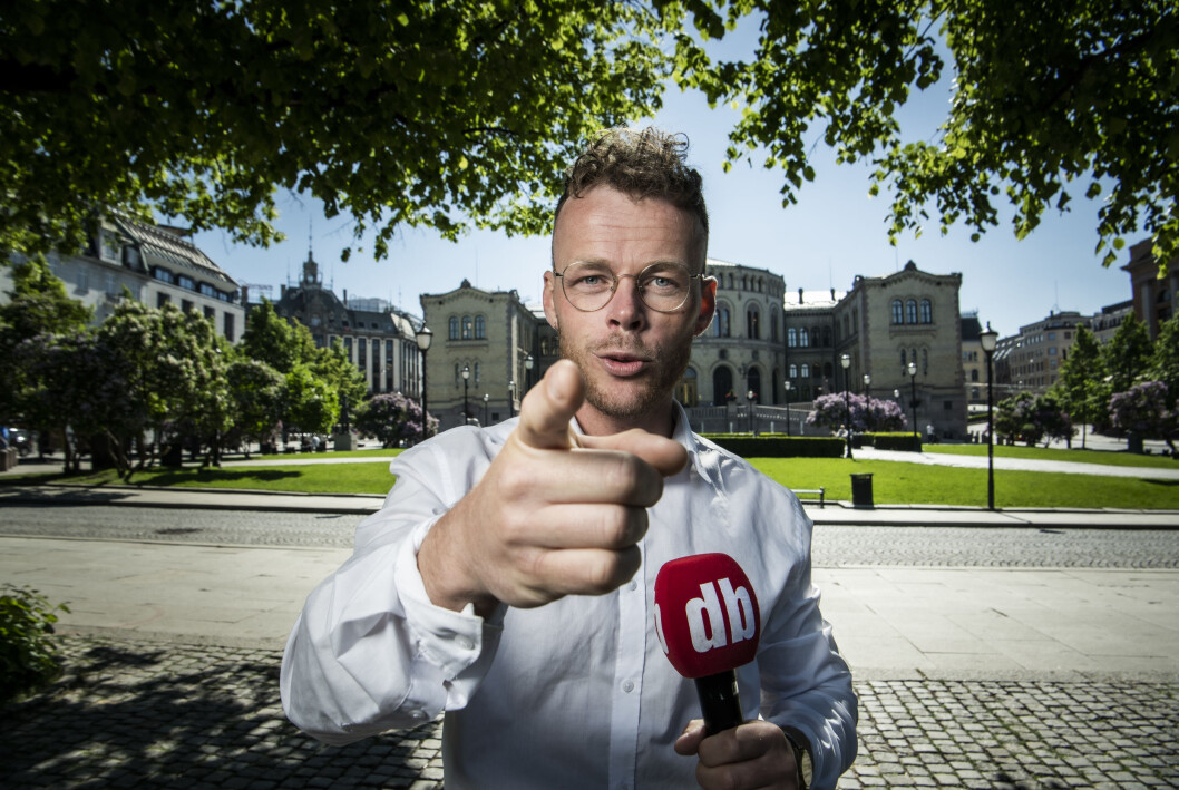 Dagbladets Steinar Suvatne har fått låne den berømte pekefingeren til TV 2s Oddvar Stenstrøm. Dagbladets Steinar Suvatne har fått låne den berømte pekefingeren til TV 2s Oddvar Stenstrøm.