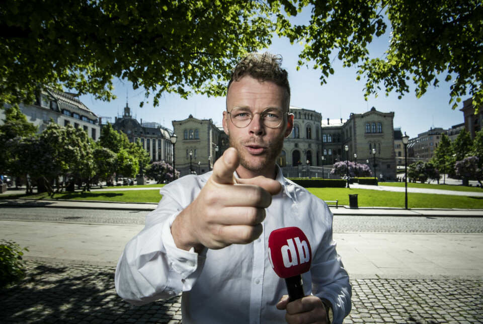 Dagbladets Steinar Suvatne har fått låne den berømte pekefingeren til TV 2s Oddvar Stenstrøm.