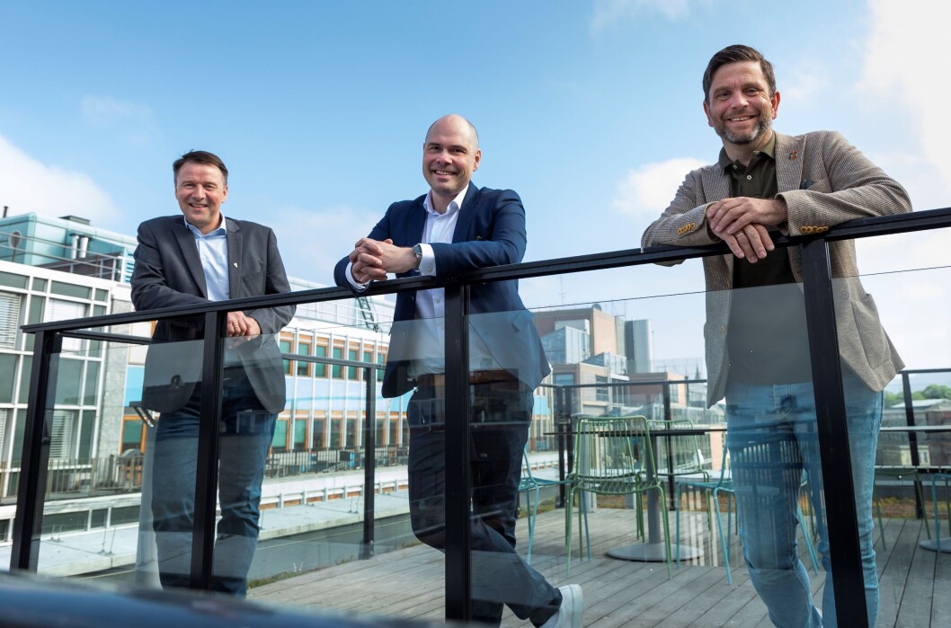De ble til slutt enige. Fra venstre leder Lars Petter Bartnes (Norges Bondelag), konsernsjef Anders Møller Opdahl (Amedia) og styreleder Kjell S. Rakkenes (Tun Media). De ble til slutt enige. Fra venstre leder Lars Petter Bartnes (Norges Bondelag), konsernsjef Anders Møller Opdahl (Amedia) og styreleder Kjell S. Rakkenes (Tun Media).