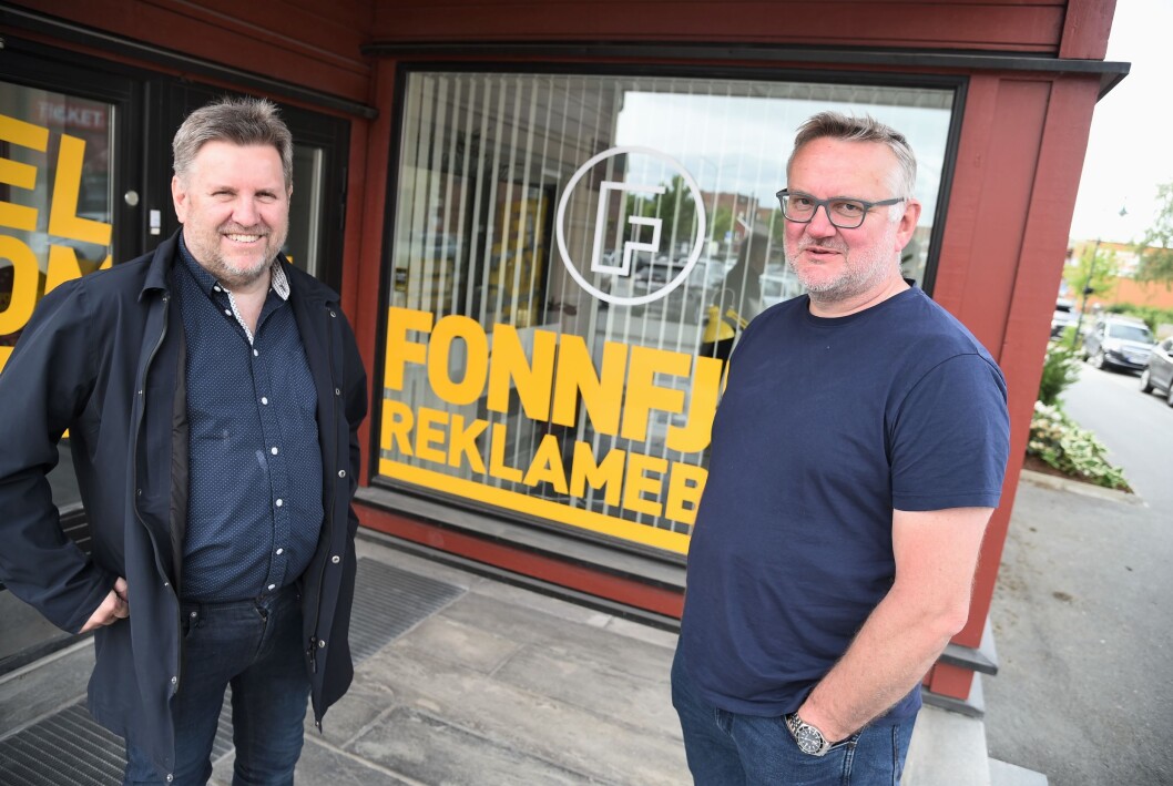 Svein Halvor Moe (t.v.) selger lokalavisen i Meråker til TA Media og John Arne Moen. Svein Halvor Moe (t.v.) selger lokalavisen i Meråker til TA Media og John Arne Moen.