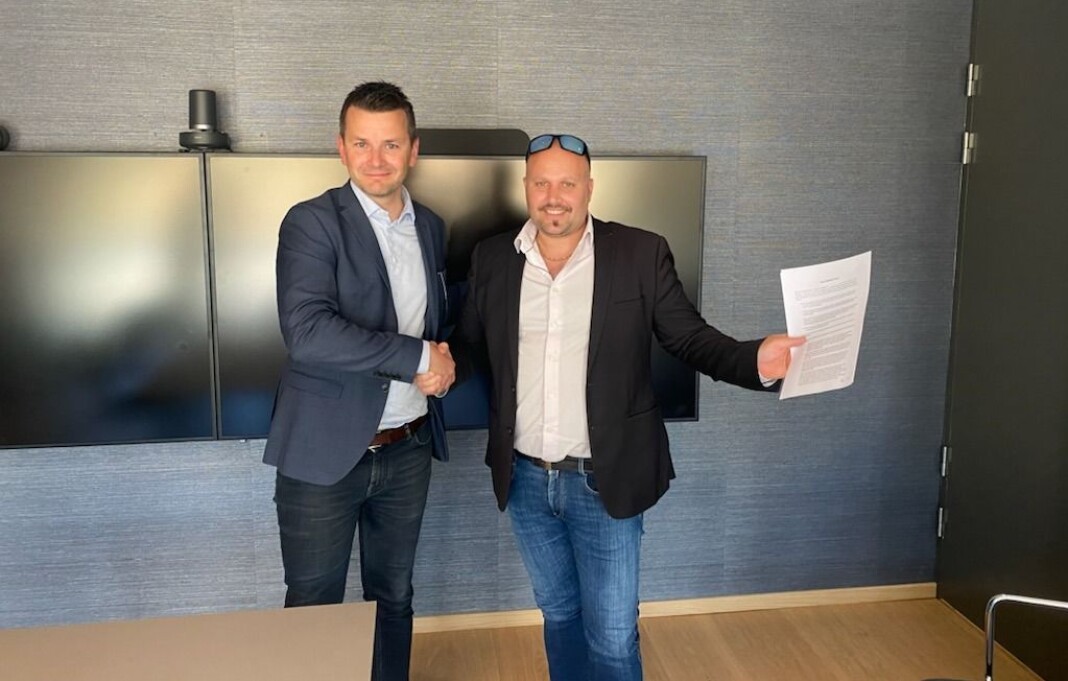 Schibsted-direktør Øyulf Hjertenes og Stephen Dickinson er blitt enige om en avtale som kan styre Schibsted i Rogaland. Schibsted-direktør Øyulf Hjertenes og Stephen Dickinson er blitt enige om en avtale som kan styre Schibsted i Rogaland.
