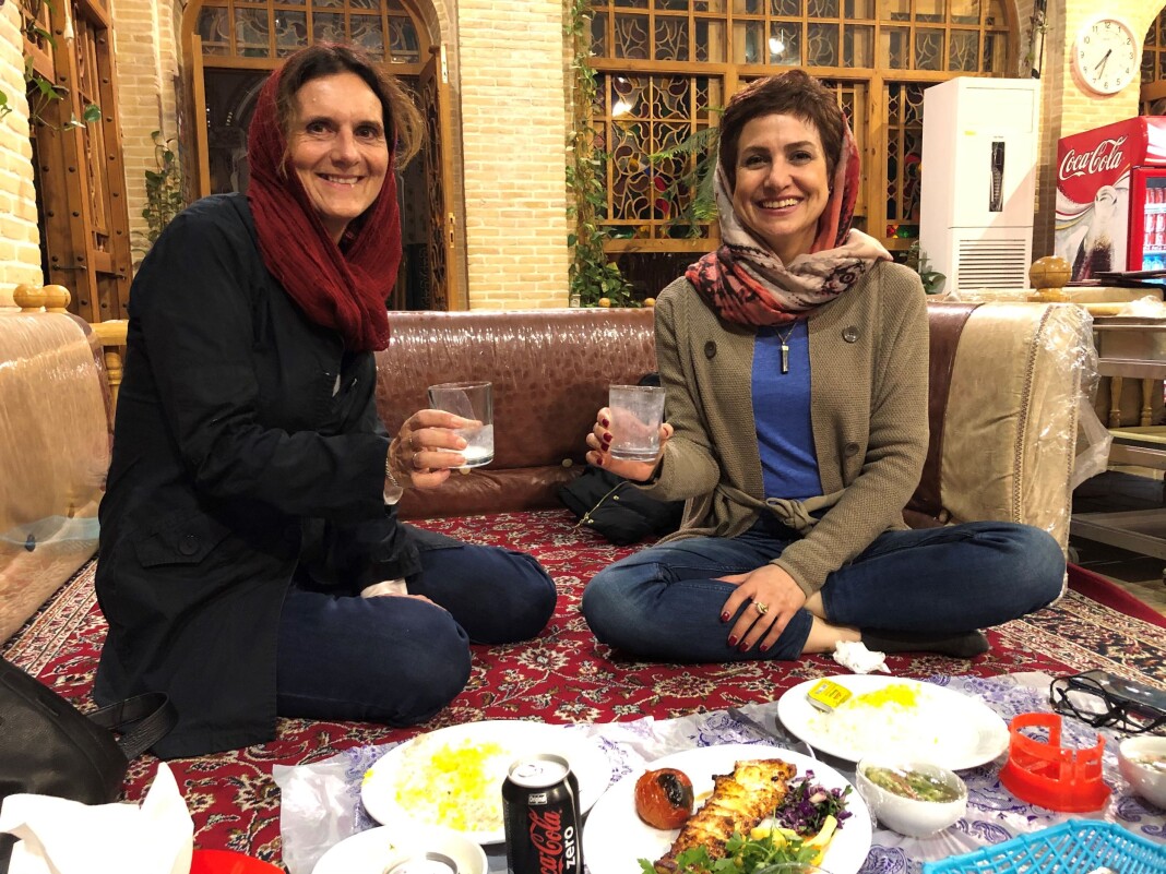 Sidsel Wold og fikseren Afsaneh Ostovar spiser lunsj i Isfahan i Iran. De har jobbet sammen tett og jevnlig siden 2008. Afsaneh Ostovar jobber som offisiell tolk for det iranske kulturdepartementet, og hjelper Wold med tillatelser og pressekort når hun får pressevisum i Iran. Sidsel Wold og fikseren Afsaneh Ostovar spiser lunsj i Isfahan i Iran. De har jobbet sammen tett og jevnlig siden 2008. Afsaneh Ostovar jobber som offisiell tolk for det iranske kulturdepartementet, og hjelper Wold med tillatelser og pressekort når hun får pressevisum i Iran.