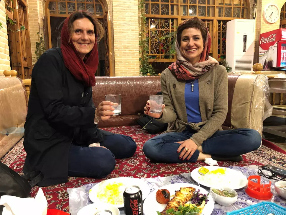 Sidsel Wold og fikseren Afsaneh Ostovar spiser lunsj i Isfahan i Iran. De har jobbet sammen tett og jevnlig siden 2008. Afsaneh Ostovar jobber som offisiell tolk for det iranske kulturdepartementet, og hjelper Wold med tillatelser og pressekort når hun får pressevisum i Iran.