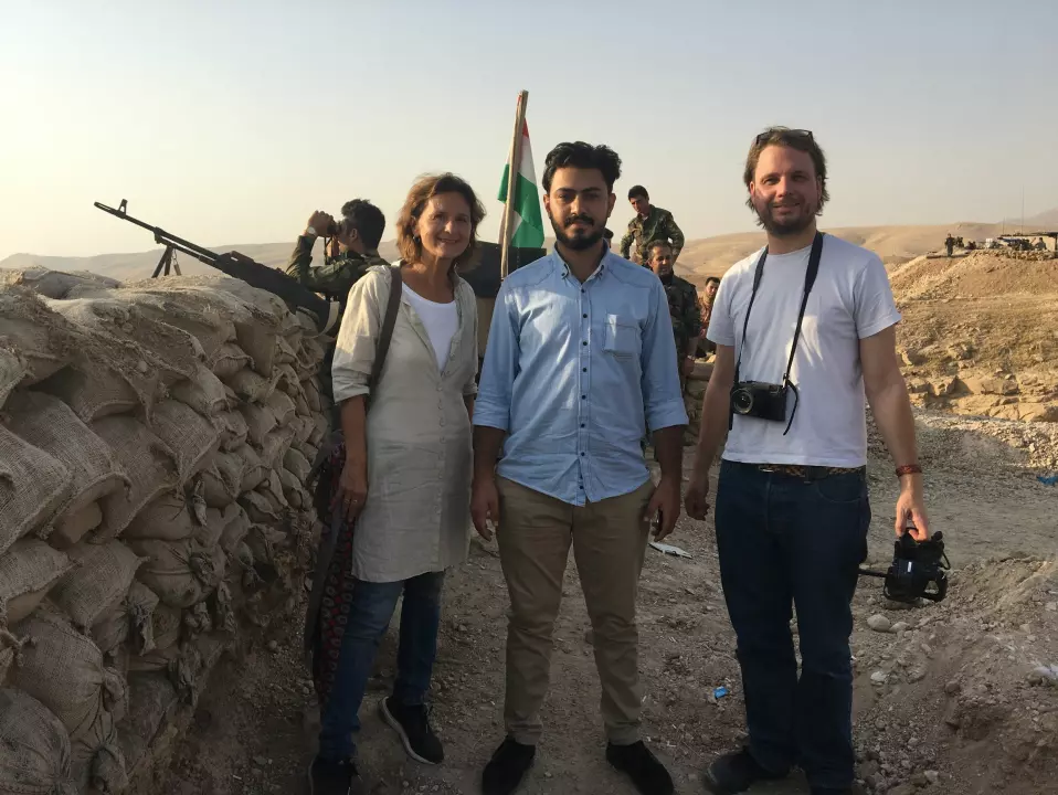 Sidsel Wold med fikser og tolk Nechirvan Mando og NRK-fotograf Christian Kråkenes. Her ved en av militærpostene til peshmergastyrkene i Nord-Irak, ved fronten mot IS. Wold og Mando jobbet sammen i flere år.