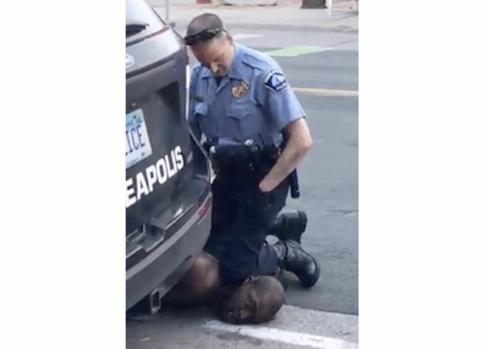 Dette videoopptaket av politimannen Derek Chauvin som presser kneet sitt på halsen til George Floyd, ble gjort av tenåringsjenta Darnella Frazier. Fredag ble hun tildelt en Pulitzer-pris.