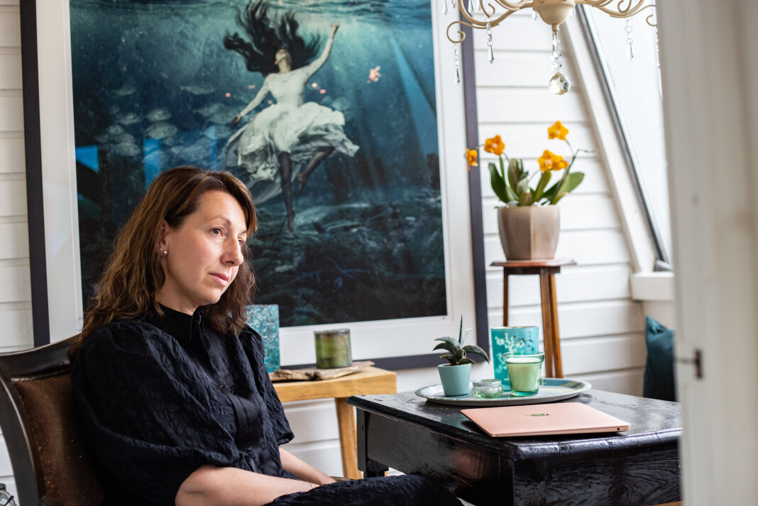 Nå er det snart tyve år siden Kristina Quintano begynte å samle, intervjue og dokumentere båtflyktningers historier: «Hver gang vi tar et skritt ut i Middelhavet svømmer vi i noens grav», skriver hun i ny bok. Nå er det snart tyve år siden Kristina Quintano begynte å samle, intervjue og dokumentere båtflyktningers historier: «Hver gang vi tar et skritt ut i Middelhavet svømmer vi i noens grav», skriver hun i ny bok.