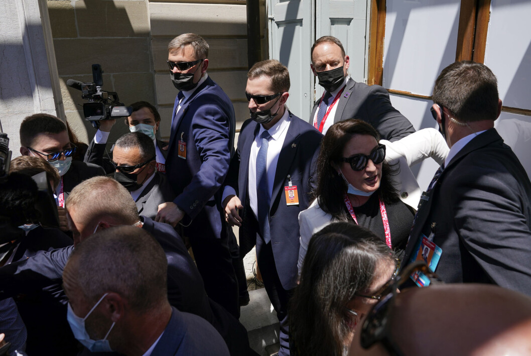 Amerikanske og russiske sikkerhetsstyrker og russiske journalister forsøkte å holde igjen amerikanske journalister som ville slippe nærmere de to presidentene. Amerikanske og russiske sikkerhetsstyrker og russiske journalister forsøkte å holde igjen amerikanske journalister som ville slippe nærmere de to presidentene.