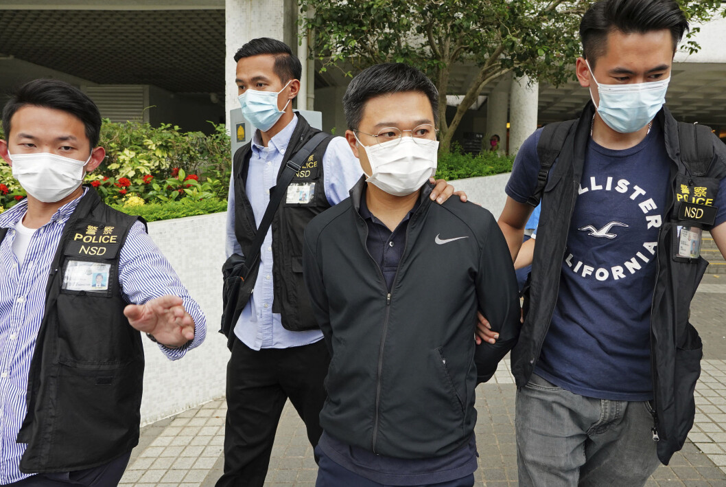 Fem personer ble pågrepet, blant dem sjefredaktør Ryan Law, da politiet raidet den prodemokratiske avisa Apple Daily i Hongkong torsdag. De er alle siktet etter Kinas nasjonale sikkerhetslov for Hongkong. Fem personer ble pågrepet, blant dem sjefredaktør Ryan Law, da politiet raidet den prodemokratiske avisa Apple Daily i Hongkong torsdag. De er alle siktet etter Kinas nasjonale sikkerhetslov for Hongkong.