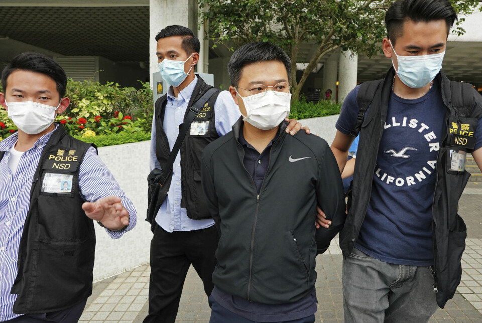 Fem personer ble pågrepet, blant dem sjefredaktør Ryan Law, da politiet raidet den prodemokratiske avisa Apple Daily i Hongkong torsdag. De er alle siktet etter Kinas nasjonale sikkerhetslov for Hongkong.