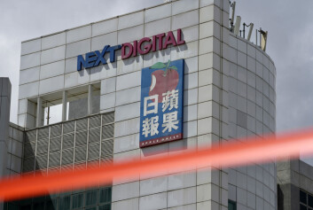 Området rundt kontorlokalene til Next Digital, som eier Apple Daily, ble sperret av etter at politiet raidet lokalene. Området rundt kontorlokalene til Next Digital, som eier Apple Daily, ble sperret av etter at politiet raidet lokalene.