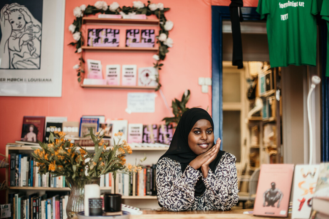 Sumaya Jirde Ali oppfordrer media til å ikke være et mikrofonstativ for de ekstreme stemmene, men heller høre dem ut og ta dem på alvor. Sumaya Jirde Ali oppfordrer media til å ikke være et mikrofonstativ for de ekstreme stemmene, men heller høre dem ut og ta dem på alvor.