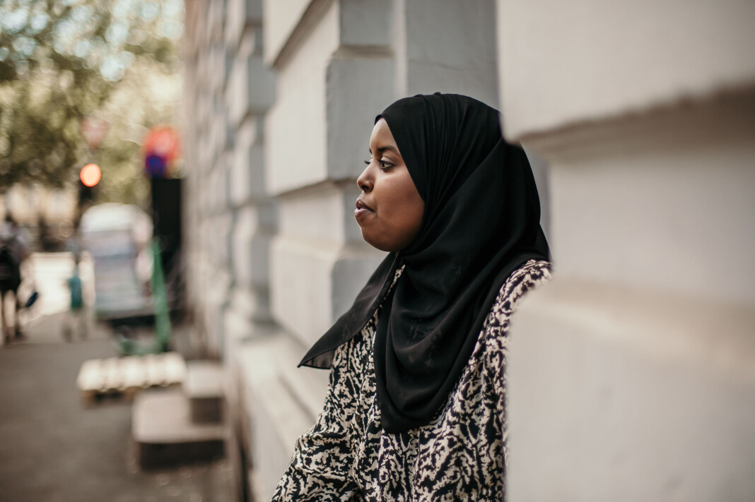 – Mange tenker nok at om du stikker ut hodet har du på mange måter bedt om å få hets og sjikane. Det er en tafatt aksept om at det er normalen, det er jeg ikke med på, sier Sumaya Jirde Ali. – Mange tenker nok at om du stikker ut hodet har du på mange måter bedt om å få hets og sjikane. Det er en tafatt aksept om at det er normalen, det er jeg ikke med på, sier Sumaya Jirde Ali.