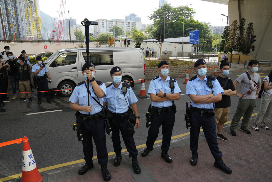 Politibetjenter holder vakt utenfor rettsbygningen i Hongkong. Politibetjenter holder vakt utenfor rettsbygningen i Hongkong.