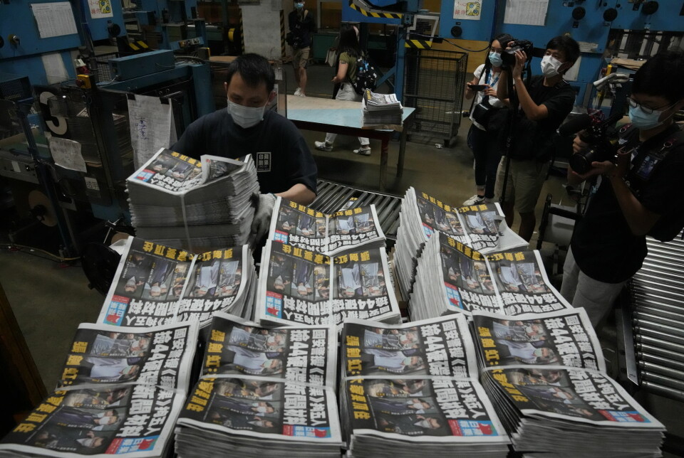 Flere hundre politibetjenter raidet avisa Apple Dailys lokaler og pågrep fem ledere i forrige uke. Senere ble avisas bankkontoer fryst.