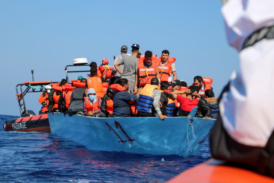 Et team fra Leger Uten Grenser hjelper folkene om bord på en overfylt båt utenfor kysten av Libya. Bildet er tatt 11. juni i år. Et team fra Leger Uten Grenser hjelper folkene om bord på en overfylt båt utenfor kysten av Libya. Bildet er tatt 11. juni i år.