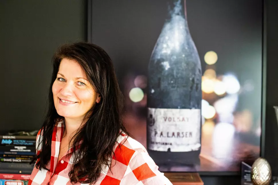Merete Bø er fulltidsansatt vinjournalist i Dagens Næringsliv. Som vinekspert har Bø smakt noen av de beste vinene i verden. En av hennes favoritter har hun også bilde av hjemme i stuen. Bildet viser en flaske Volnay kjøpt på fat fra Burgund av vinhandler P. A. Larsen før Vinmonopolets fødsel.