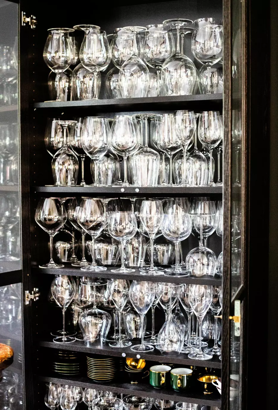 Merete Bø har en enorm samling med vinglass hun har fått av ulike vinprodusenter rundt omkring i verden.
