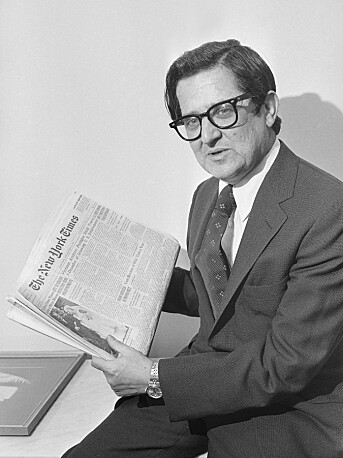 NYT-redaktør A.M. Rosenthal viser fram forsiden til den første avisen i serien med «Pentagon Papers». NYT-redaktør A.M. Rosenthal viser fram forsiden til den første avisen i serien med «Pentagon Papers».