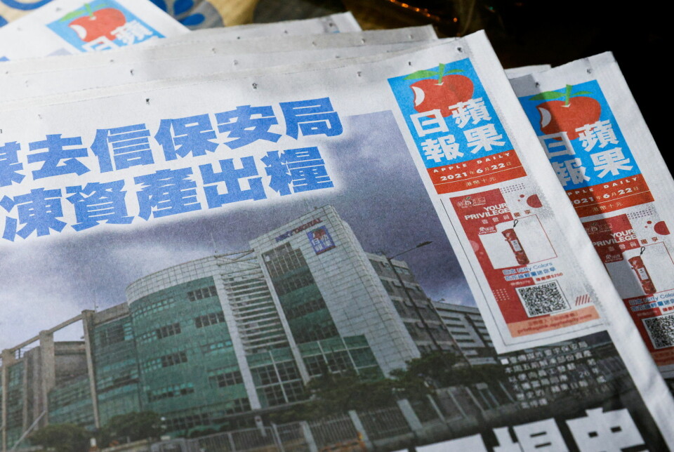 En av lederskribentene i den prodemokratiske avisen Apple Daily i Hongkong er pågrepet.