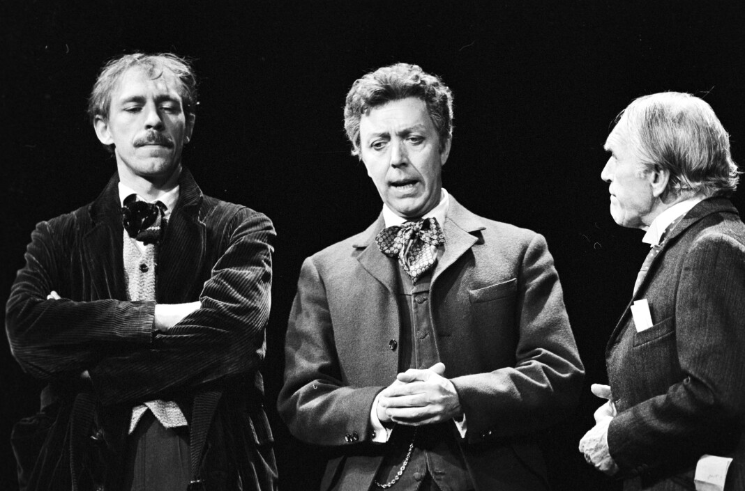 Fra Nationaltheatrets oppsetning 1979. Doktor Stockmann (Per Theodor Haugen) mellom Hovstad (Knut Husebø, t.v.) og boktrykker Aslaksen (Arne Bang-Hansen). Fra Nationaltheatrets oppsetning 1979. Doktor Stockmann (Per Theodor Haugen) mellom Hovstad (Knut Husebø, t.v.) og boktrykker Aslaksen (Arne Bang-Hansen).