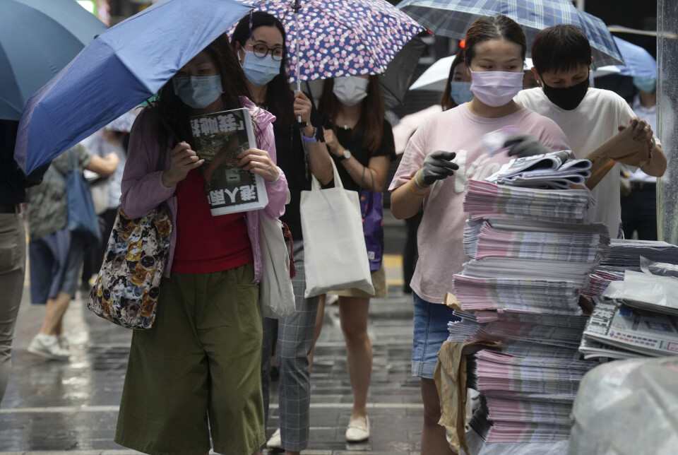 Flere aviskiosker ble utsolgt for den siste utgaven av avisen Apple Daily i løpet av minutter torsdag morgen. Flere aviskiosker ble utsolgt for den siste utgaven av avisen Apple Daily i løpet av minutter torsdag morgen.