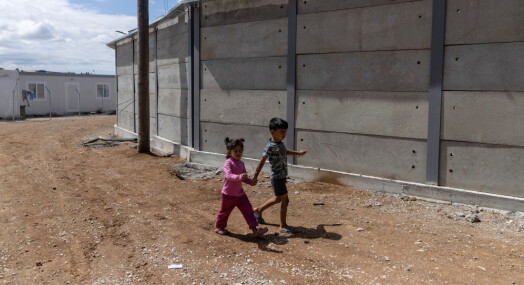 Greske myndigheter bygger nå høye betongmurer rundt flyktningleirene: – De færreste journalister kommer inn