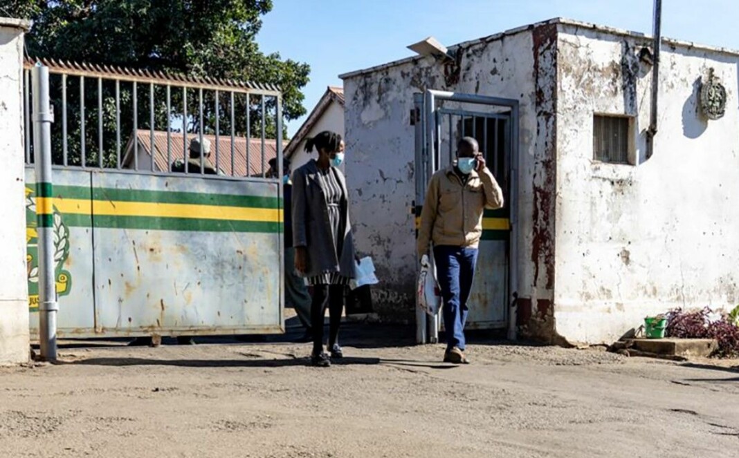 Jeffrey Moyo på vei ut av Bulawayo-fengselet da han ble arrestert i mai i fjor. Nå pågår rettssaken hvor han er tiltalt for brudd på zimbabwiske immigrasjonslover. Her sammen med sin advokat Amanda Ndlovu.