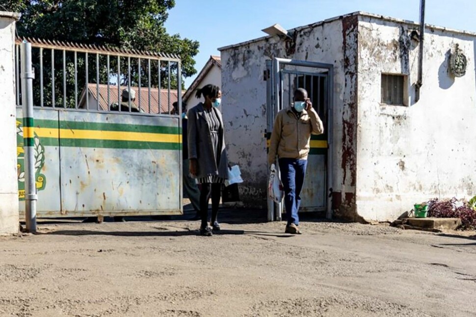 Jeffrey Moyo på vei ut av Bulawayo-fengselet i sammen med sin advokat Amanda Ndlovu.