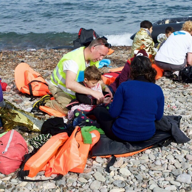 Tommy Olsen jobber som frivillig. Her hjelper han flyktninger som ankommer Europa via Egeerhavet i 2016.