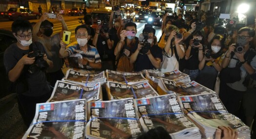 Biden kritiserer Kina for stenging av Hongkong-avis