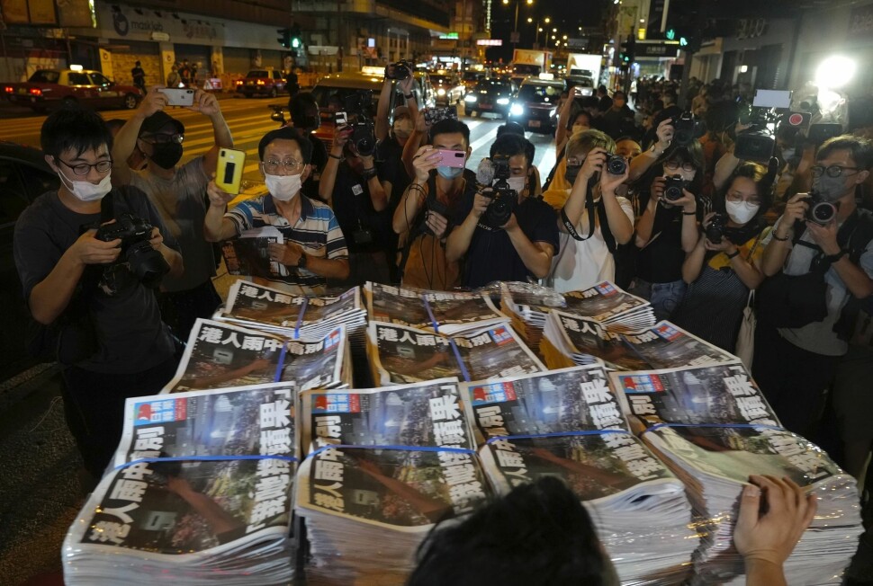 Folk strømmet til da den siste utgaven av den prodemokratiske Hongkong-avisa Apple Daily dukket opp hos avisselgere torsdag.