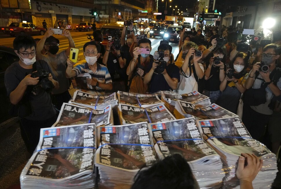 Folk strømmet til da den siste utgaven av den prodemokratiske Hongkong-avisa Apple Daily dukket opp hos avisselgere torsdag. Folk strømmet til da den siste utgaven av den prodemokratiske Hongkong-avisa Apple Daily dukket opp hos avisselgere torsdag.