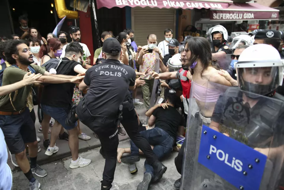 Deltakere på en pride-markering i Istanbul pågripes av politiet lørdag.