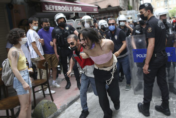 Flere ble pågrepet da tyrkisk politi aksjonerte mot en pride-markering i Istanbul lørdag, blant dem en AFP-fotograf. Flere ble pågrepet da tyrkisk politi aksjonerte mot en pride-markering i Istanbul lørdag, blant dem en AFP-fotograf.