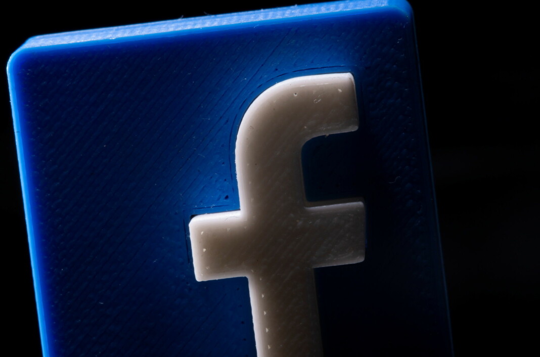 Facebook er bøtelagt i Storbritannia for ikke å samarbeide med en gransking av fusjonen med Giphy.