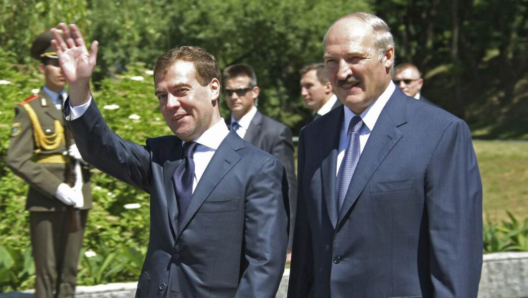 Aleksandr Lukasjenko (til høyre) gjør det stadig vanskeligere å være journalist i Hviterussland. Her med Russlands daværende president Dimitrij Medvedev. Aleksandr Lukasjenko (til høyre) gjør det stadig vanskeligere å være journalist i Hviterussland. Her med Russlands daværende president Dimitrij Medvedev.