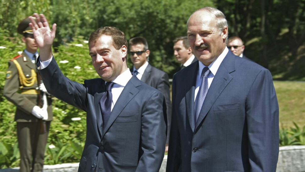 Aleksandr Lukasjenko (til høyre) gjør det stadig vanskeligere å være journalist i Hviterussland. Her med Russlands daværende president Dimitrij Medvedev.